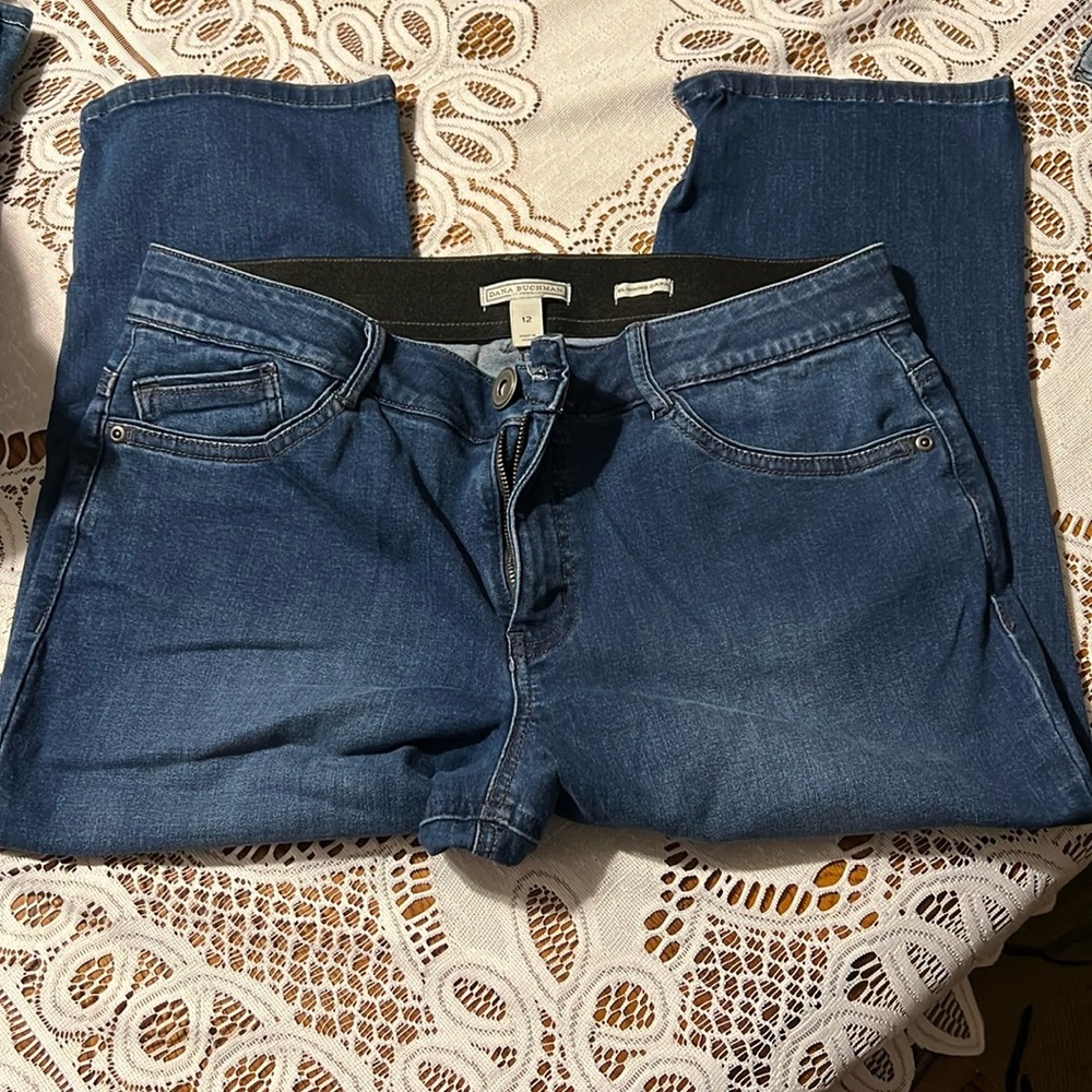 Dana Bachman slimming capri with embroidery on the ankles. Size 12